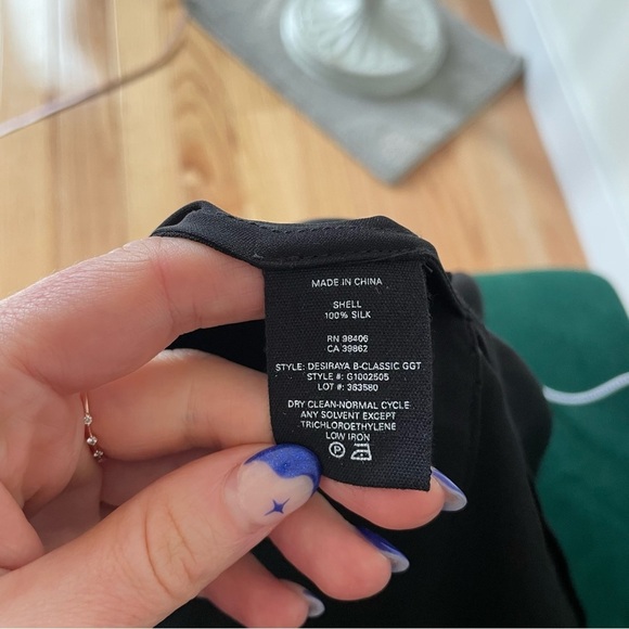 Theory GGT Silk Black Cut Out Ruffle Shoulder Keyhole Desiraya B Top EUC Size S - Picture 8 of 10